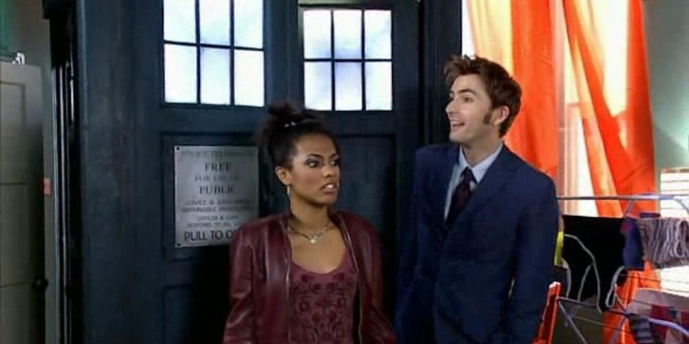 O Décimo Doctor e Martha Jones estão do lado de fora da TARDIS no apartamento de Martha em Doctor Who.