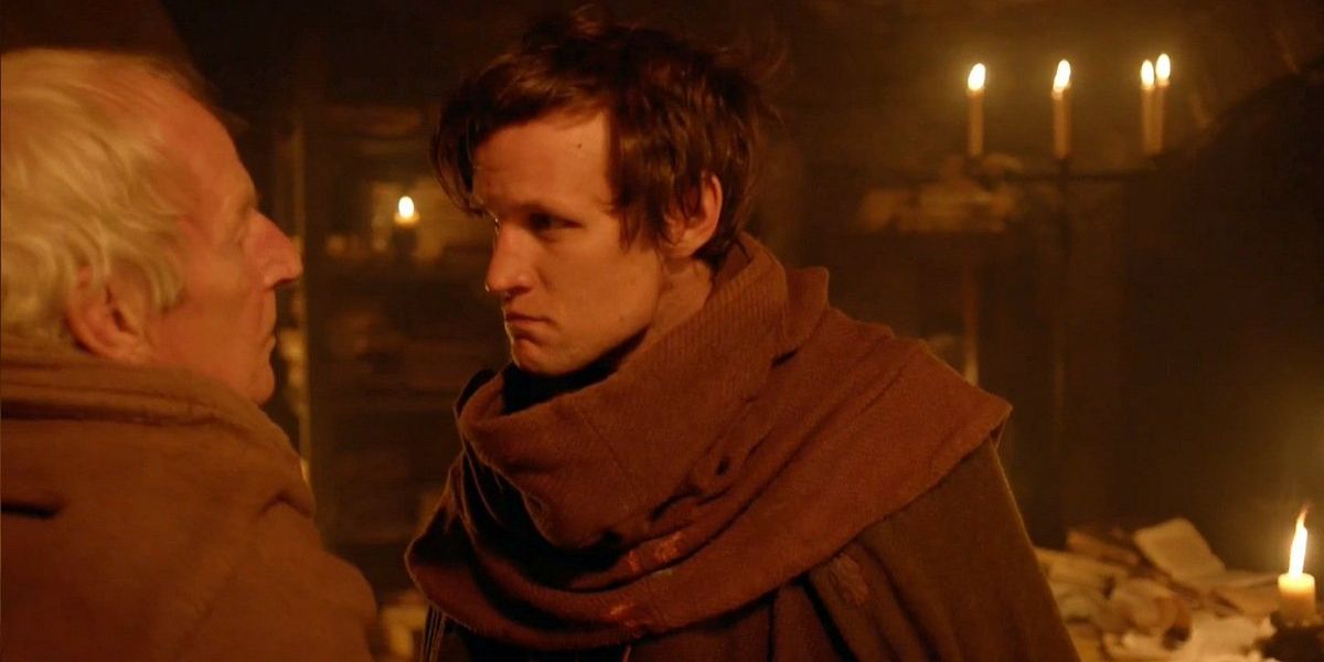 O décimo primeiro médico de Matt Smith vestido de monge no episódio de Doctor Who, The Bells of Saint John.