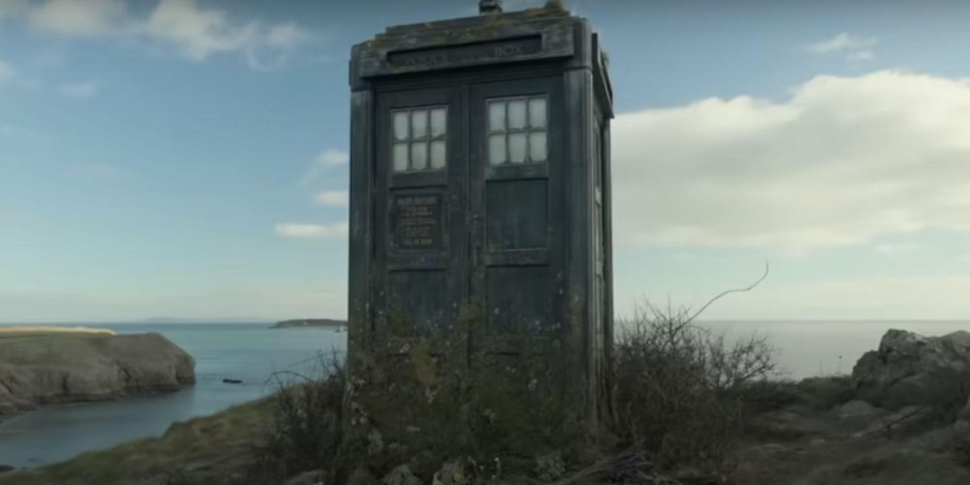 A TARDIS está sozinha, coberta de vegetação e abandonada, na 1ª temporada de Doctor Who.