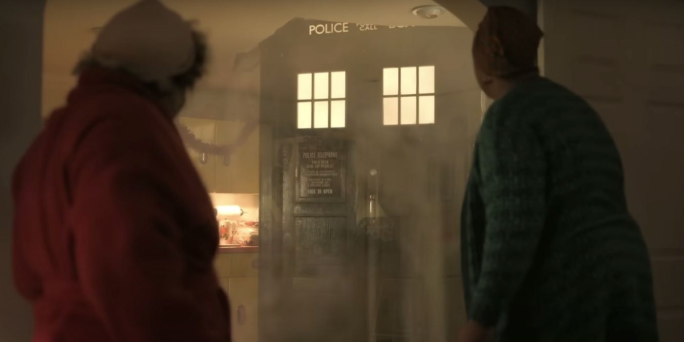A TARDIS quebra o teto do apartamento de Ruby Sunday enquanto Carla e Cherry assistem Doctor Who.