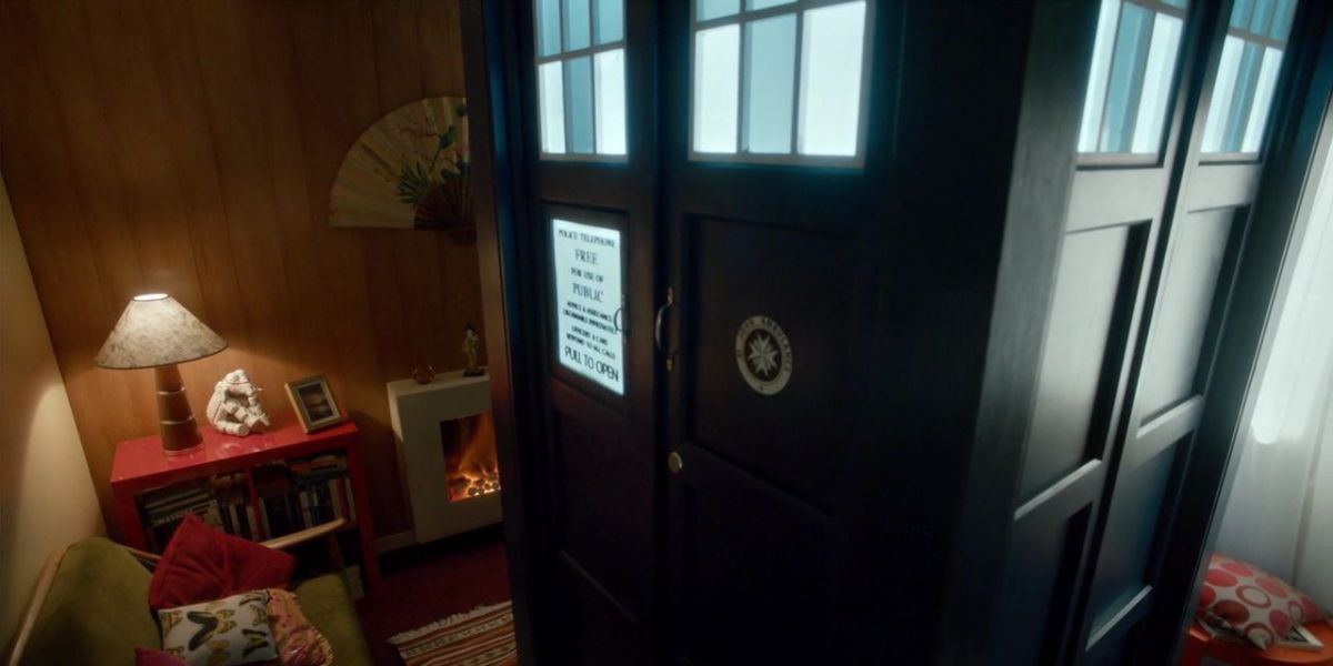 A TARDIS fica sozinha no pequeno apartamento de Clara Oswald em Doctor Who.