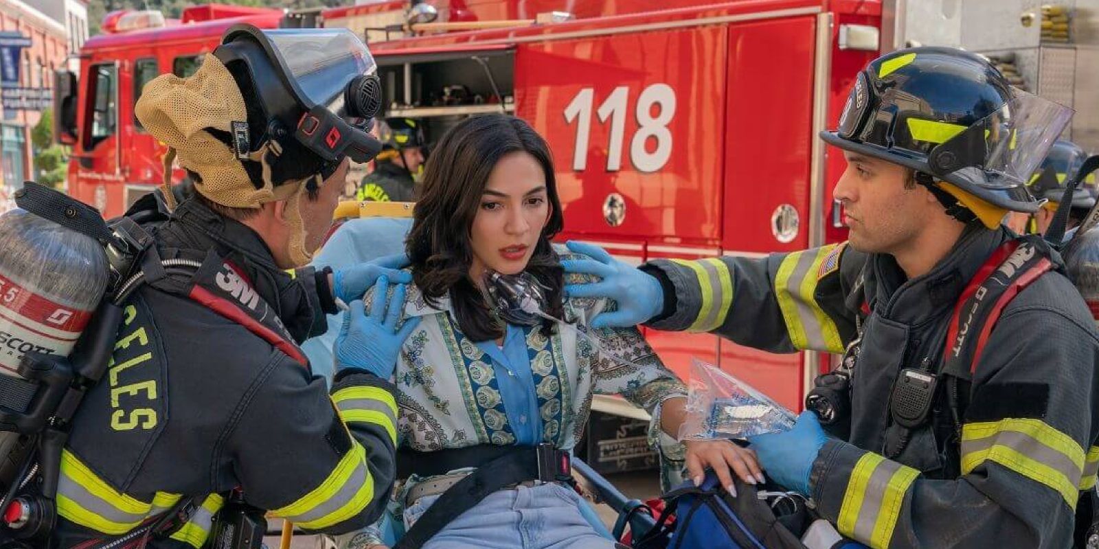 Chimney e Eddie questionando um paciente chocado em uma maca em 9-1-1, temporada 6, episódio 7 (amaldiçoado)