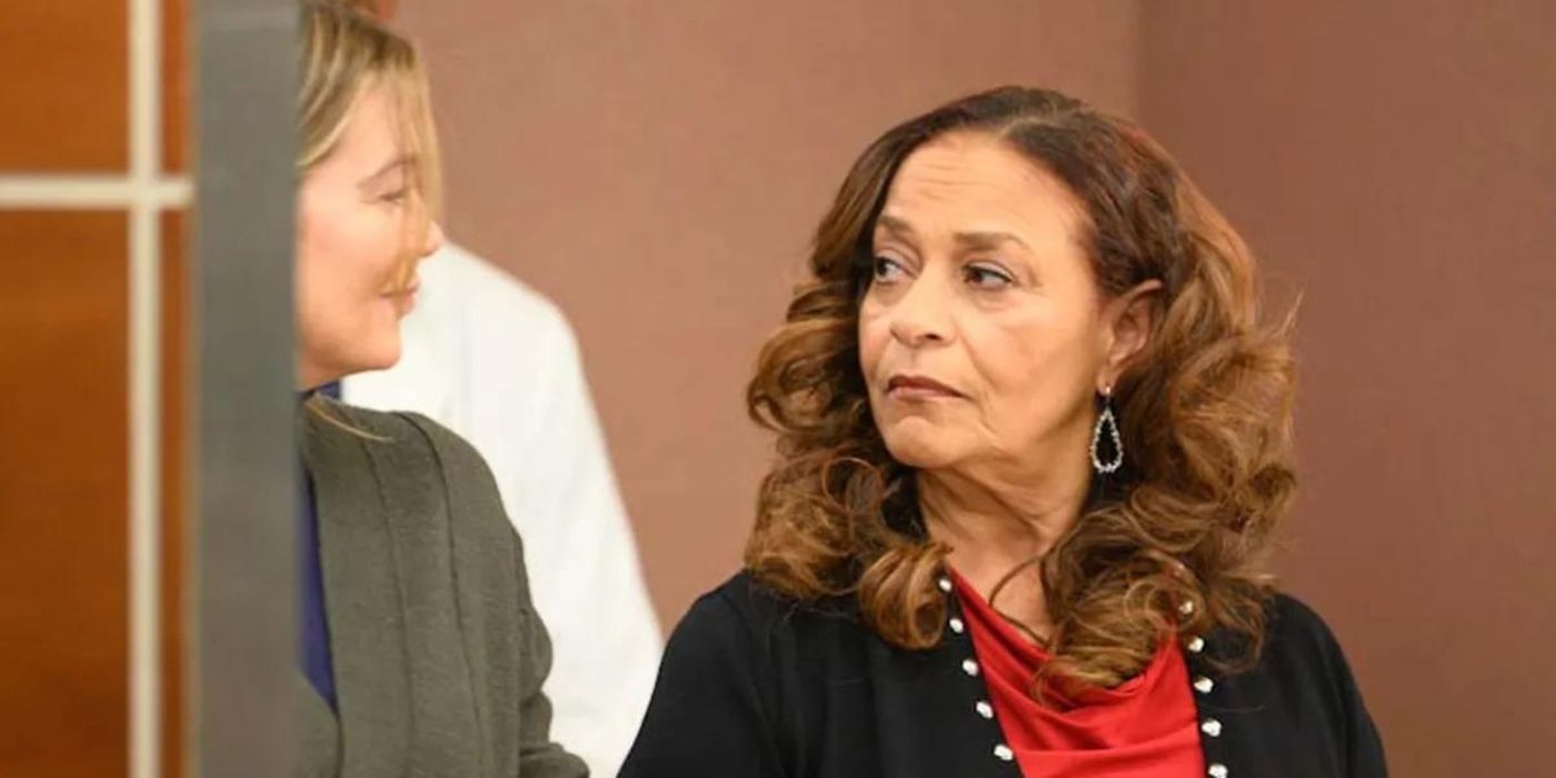 Ellen Pompeo as Meredith Grey talks to Debbie Allen as Catherine Fox on Grey's Anatomy