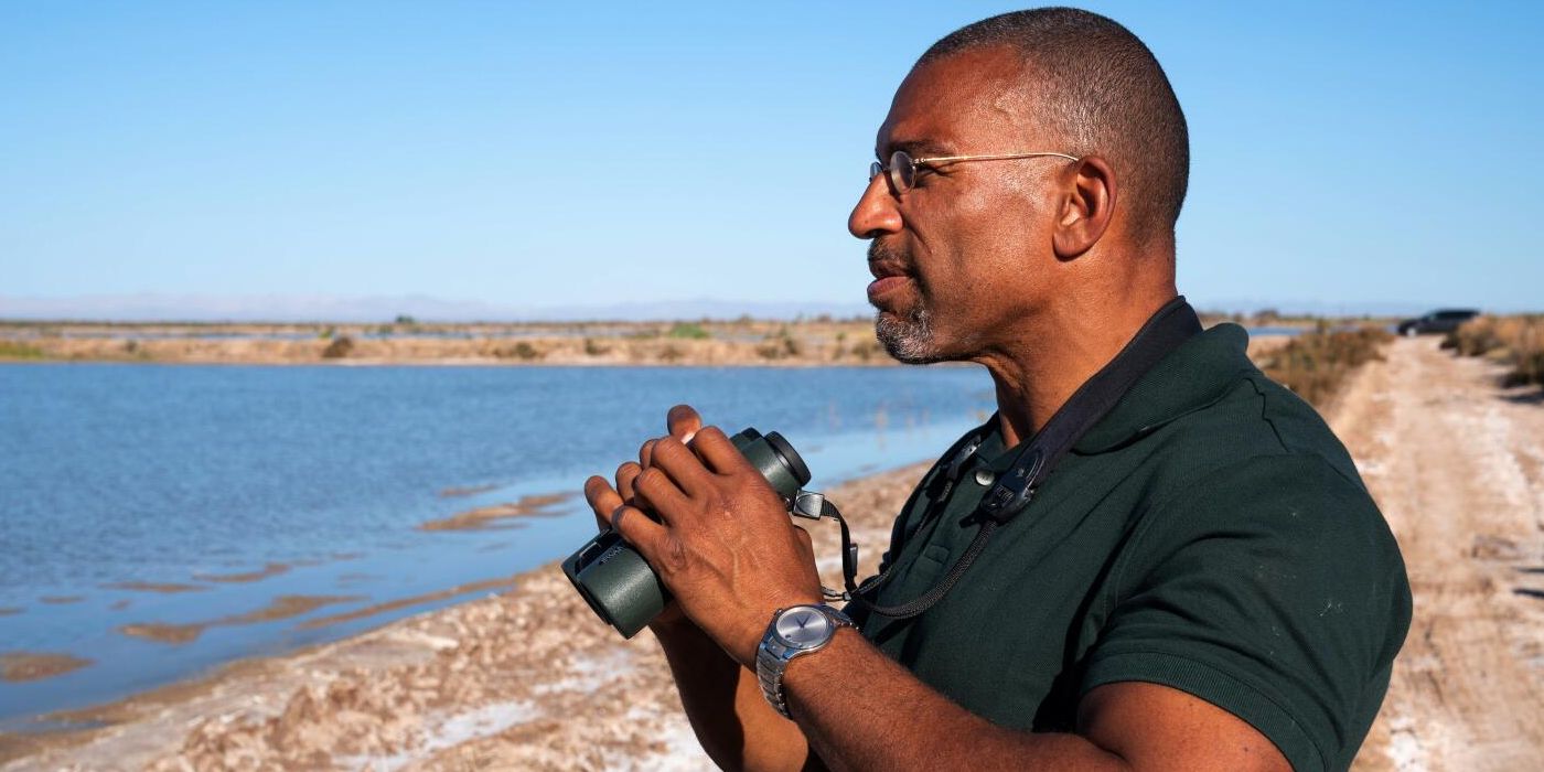 Christian Cooper olhando para a distância em Birding extremo