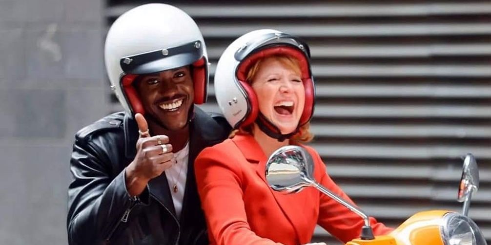 O Décimo Quinto Doctor e Mel andam de motocicleta por Londres em Doctor Who.