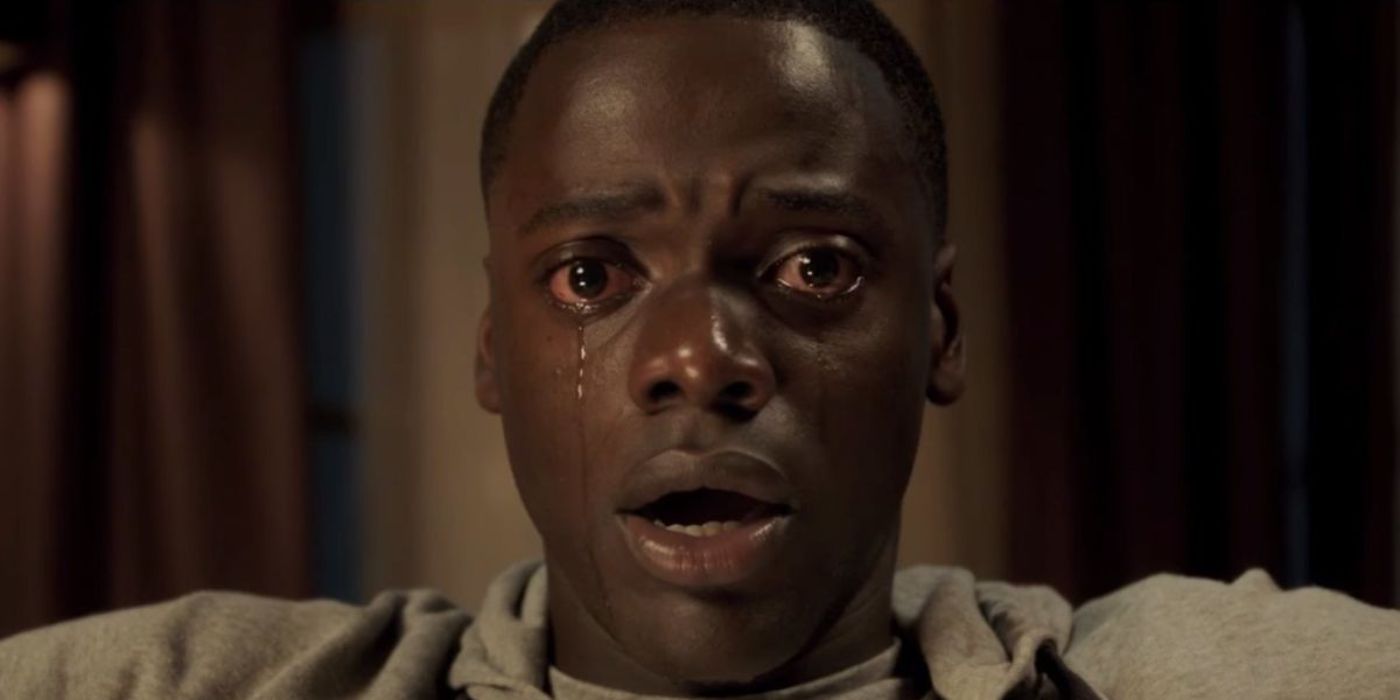 Chris (Daniel Kaluuya) weint schockiert in Get Out