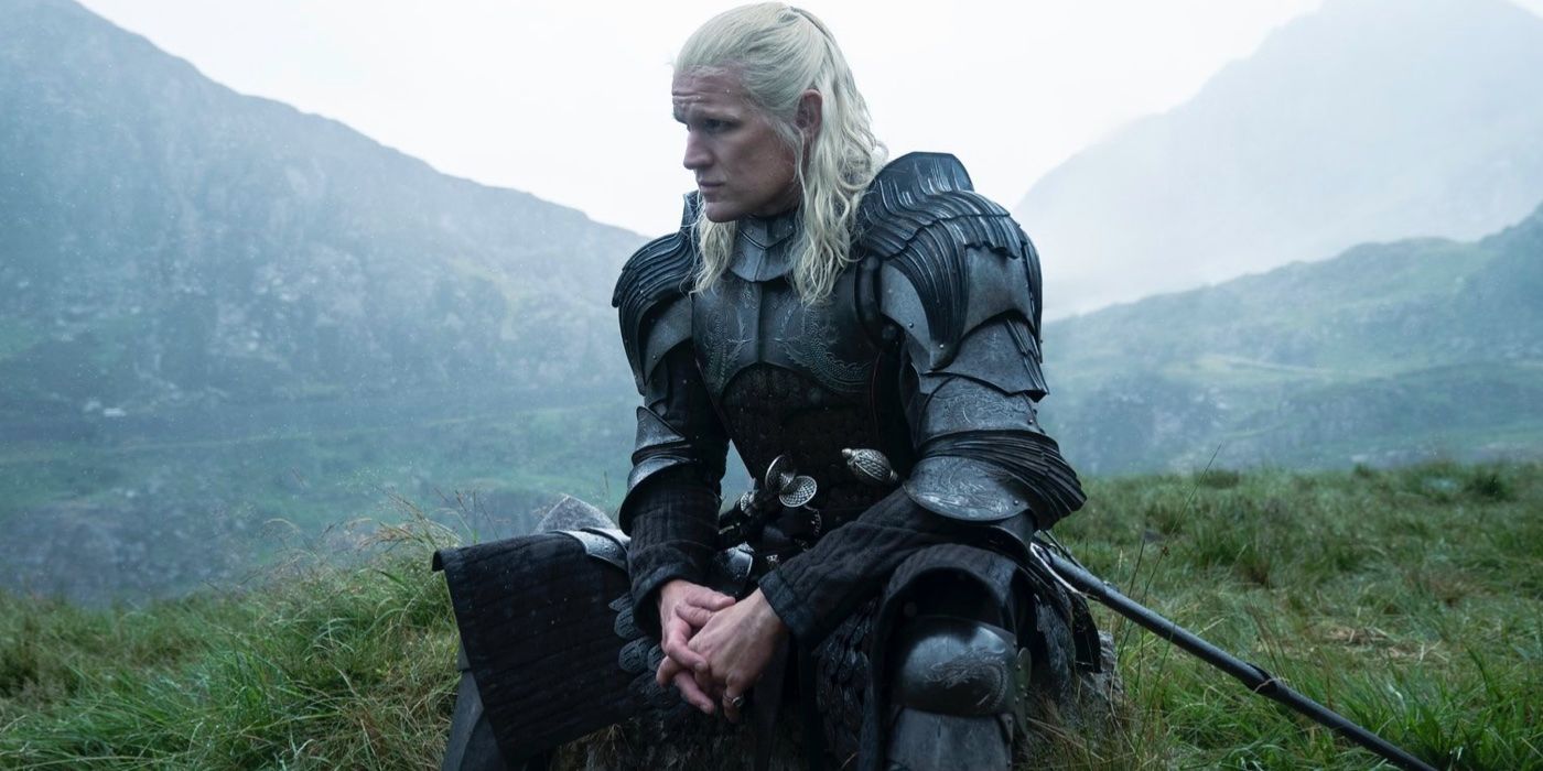 Daemon Targaryen de armadura sentado em um campo em House of the Dragon