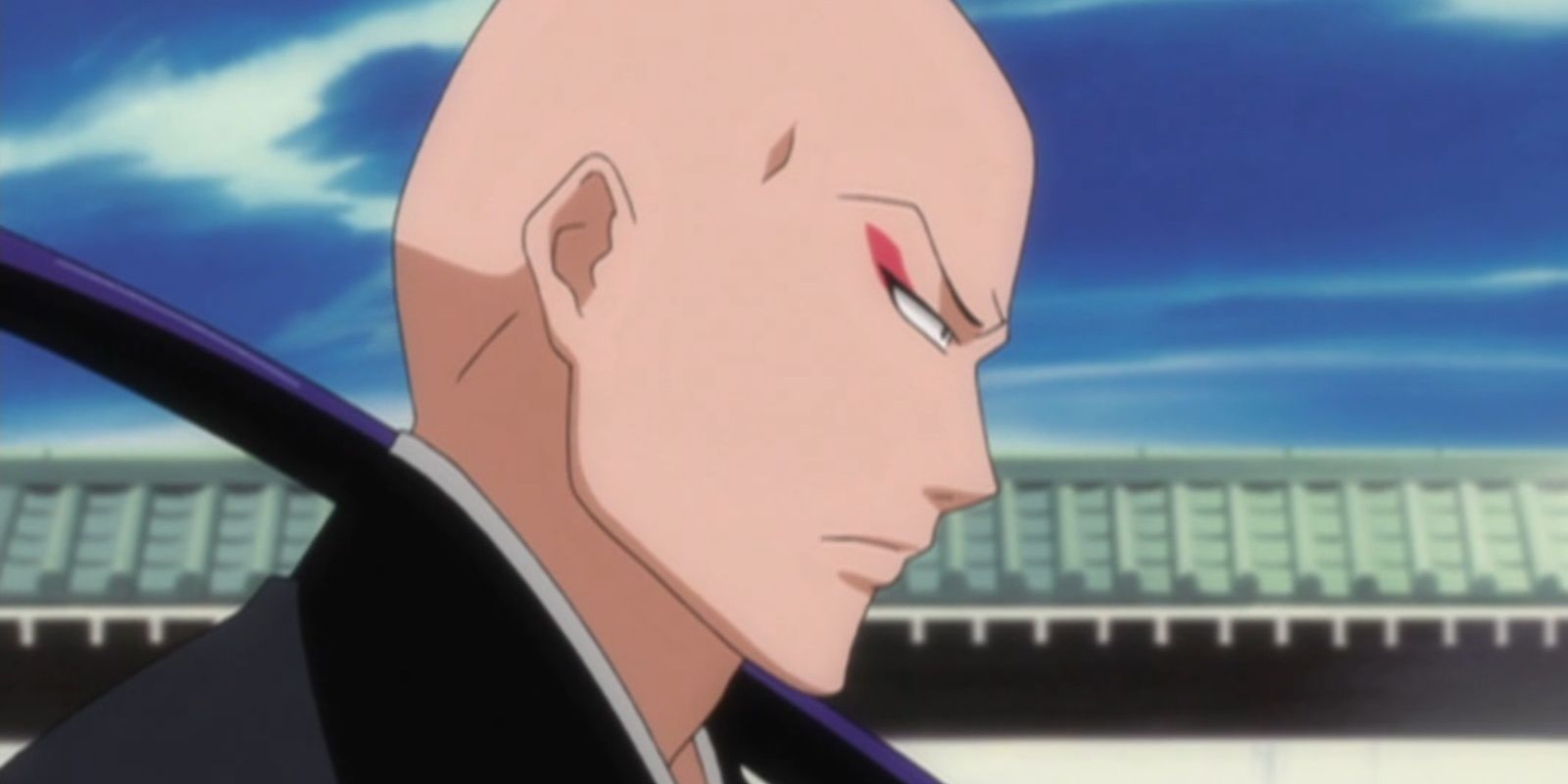 Ikkaku Madarame mira de lado con su zanpakuto sobre su hombro.