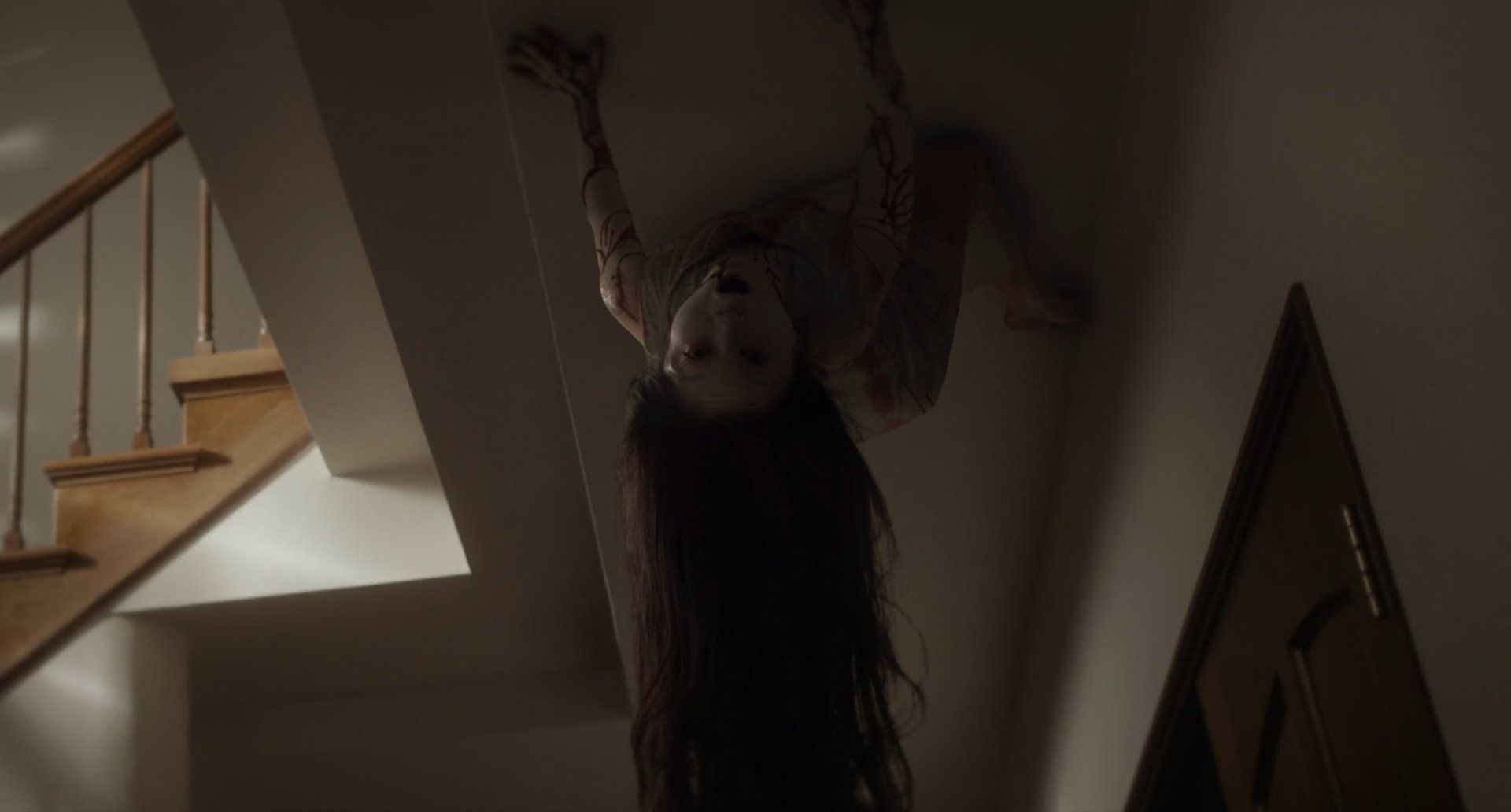 Kayako se arrastra por el techo en Ju On The Beginning of the End