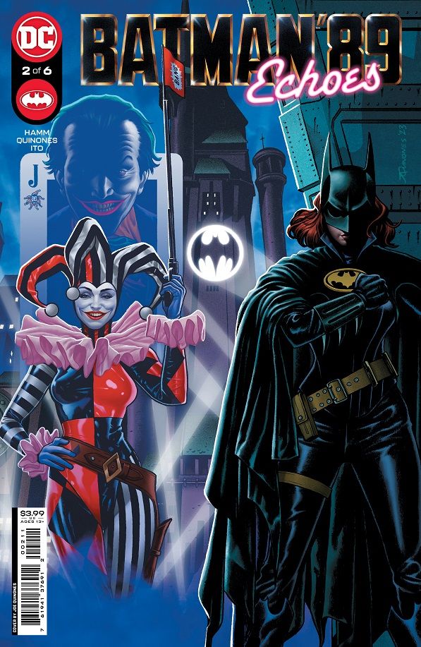 Capa de Batman '89: Echoes #2 mostrando Batgirl e Harley Quinn fantasiadas com a sombra do Coringa atrás delas.