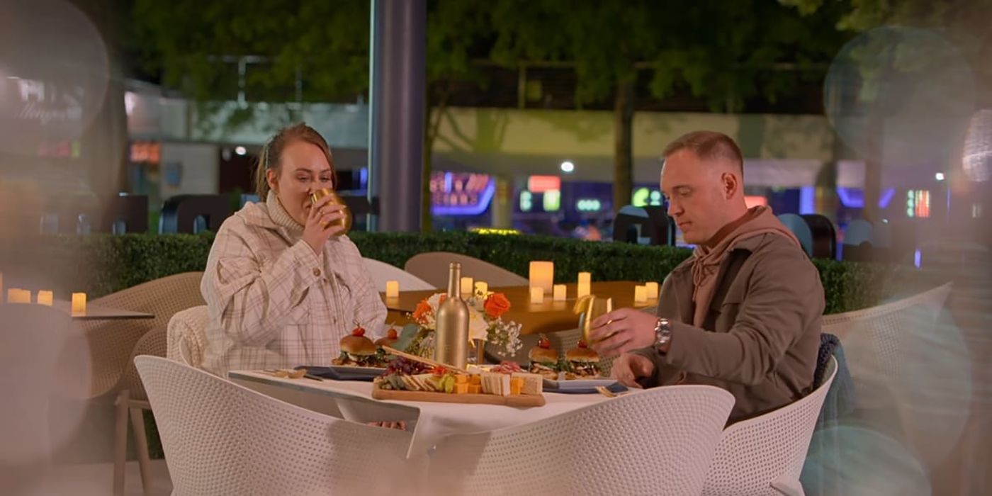 Chelsea e Jimmy sentados em uma mesa jantando no parque de diversões de Love is Blind.