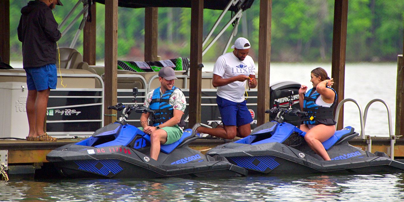 Jeramey e Sarah Ann em jet skis prestes a entrar na água em Love is Blind.