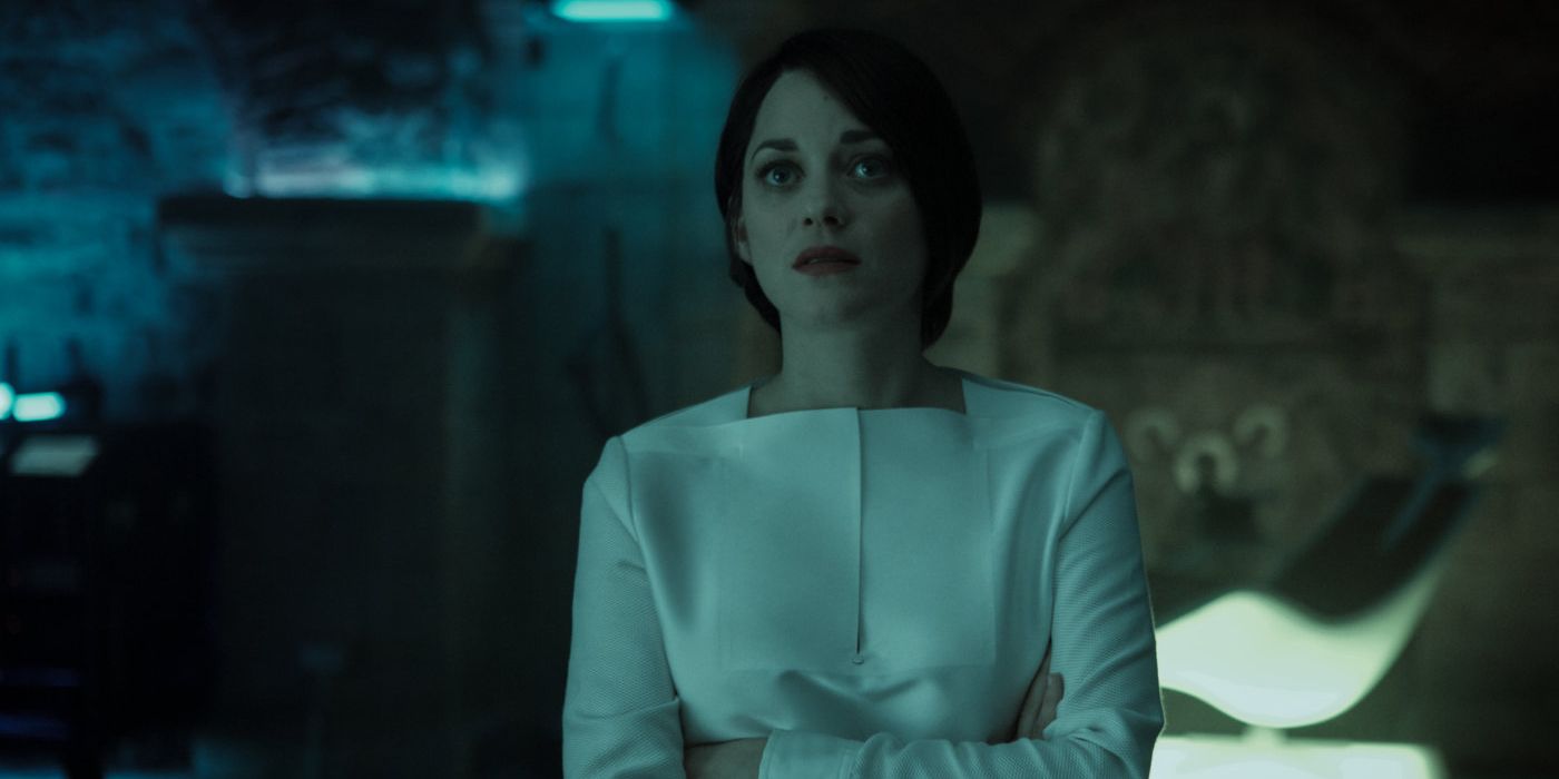 Marion Cotillard como Dra. Sofia Rikkin com os braços cruzados no filme Assassin's Creed