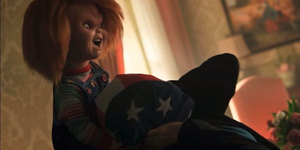 Chucky sufoca Rachel Fairchild com uma bandeira americana