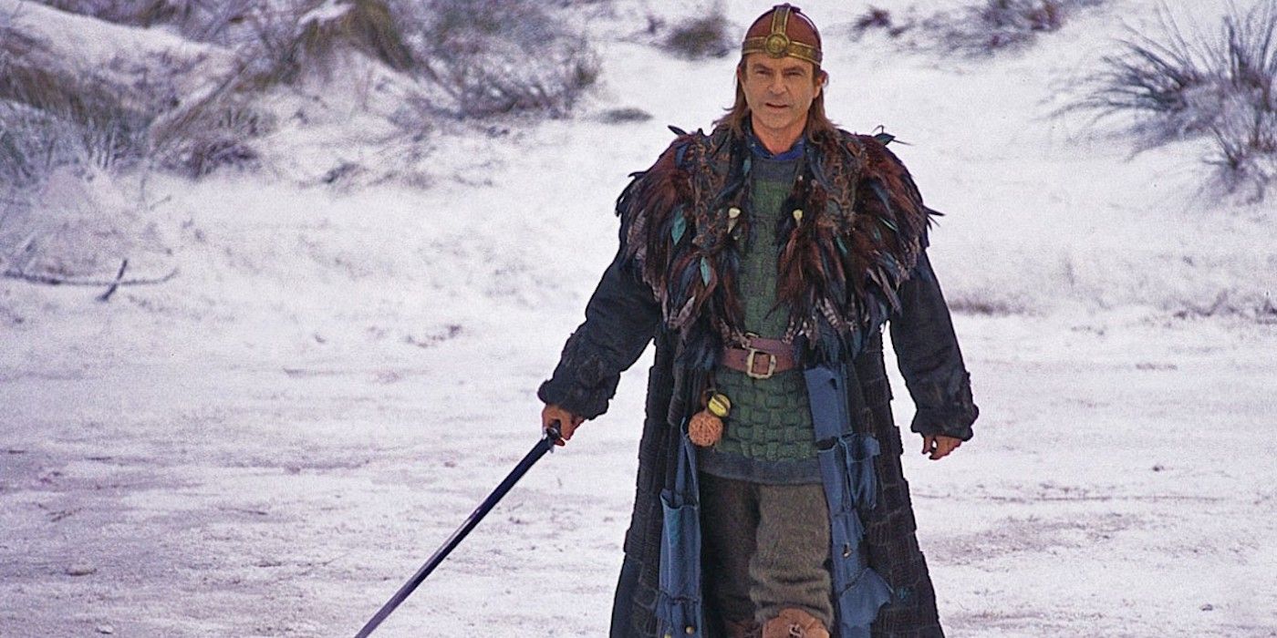 Merlin de Sam Neill segura uma espada em Merlin