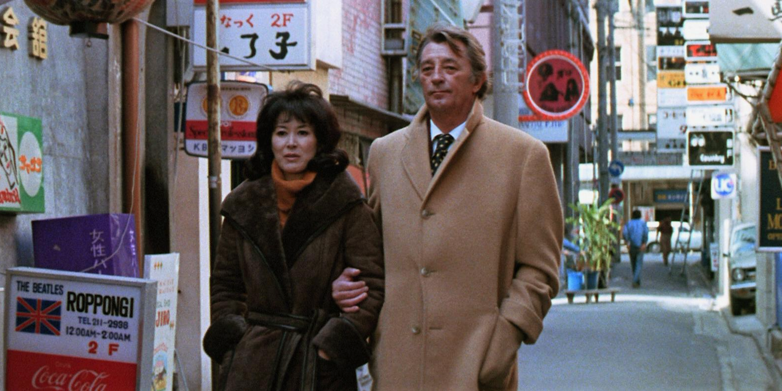 Robert Mitchum walking Keiko Kishi down a Tokyo street in The Yakuza (1974)