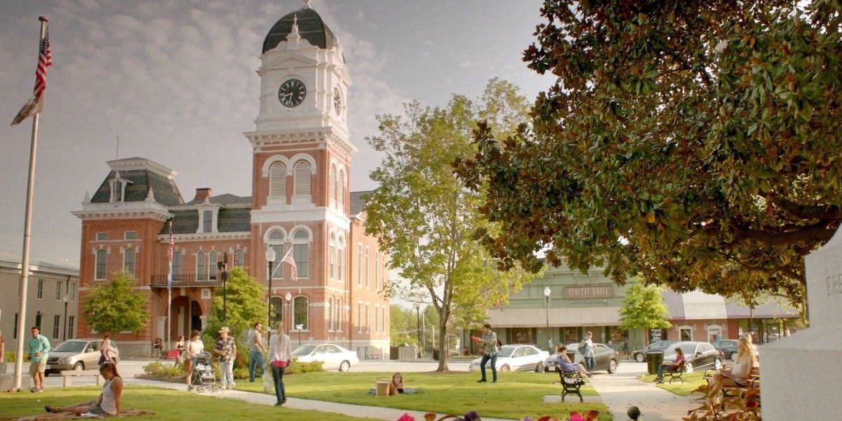 Uma captura de tela mostra Mystic Falls em The Vampire Diaries