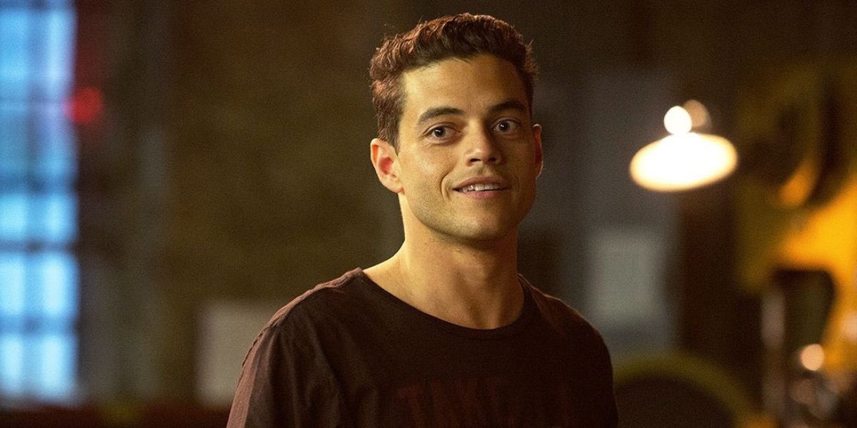 Rami Malek sorrindo como Finn no filme Need for Speed