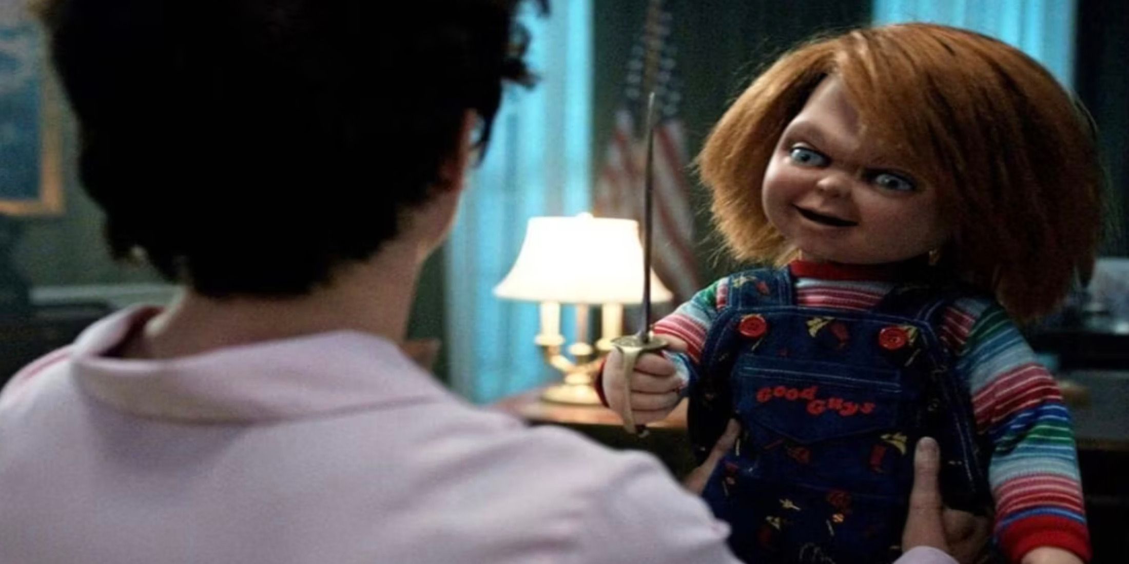 Chucky: Chucky segura um abridor de cartas enquanto Samantha o segura