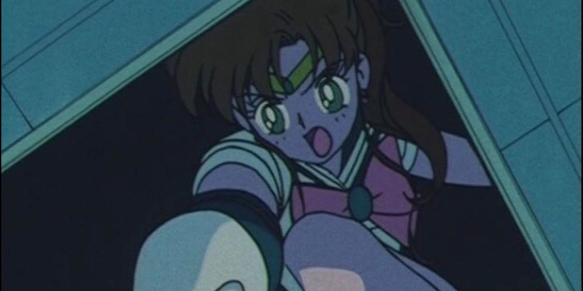 Sailor Júpiter gritando com alguém fora da tela em Sailor Moon R