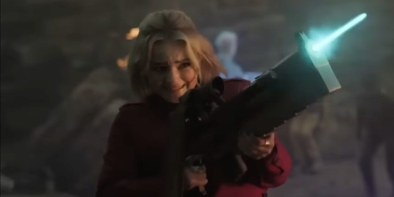 Ruby Sunday dispara uma arma laser em Doctor Who.