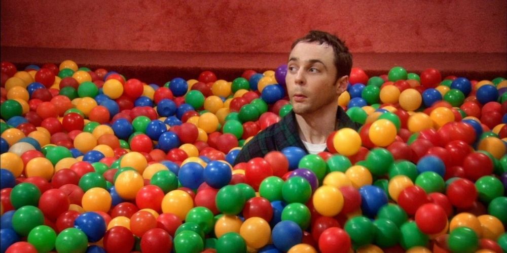 Sheldon em uma piscina de bolinhas em The Big Bang Theory.