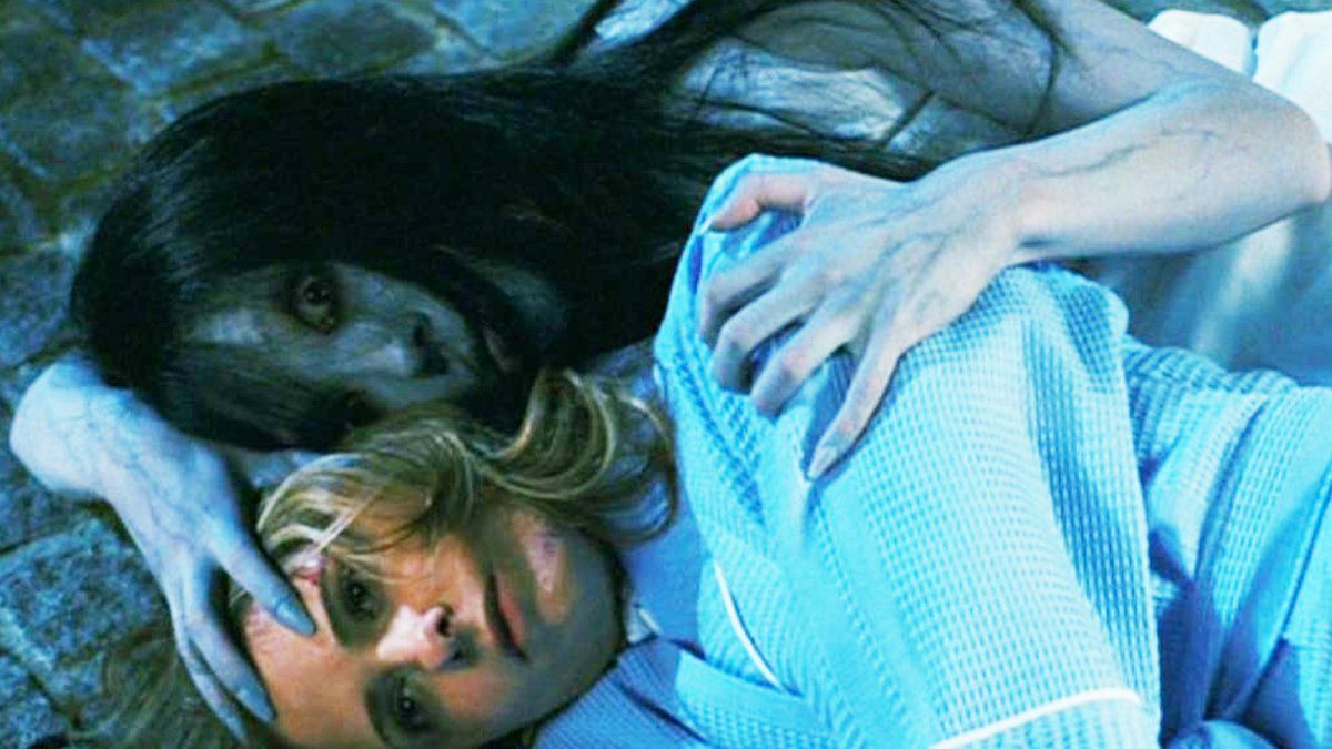 Sarah Michelle Gellar es asesinada por Kayako en The Grudge 2