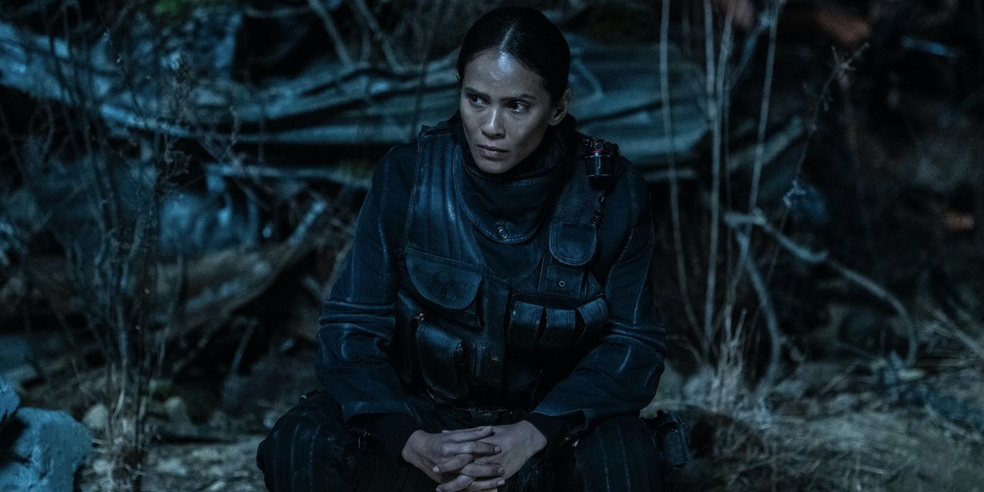 Pearl Thorne (Lesley-Ann Brandt) sentada no escuro vestindo um uniforme de CRM em TWD: The Ones Who Live