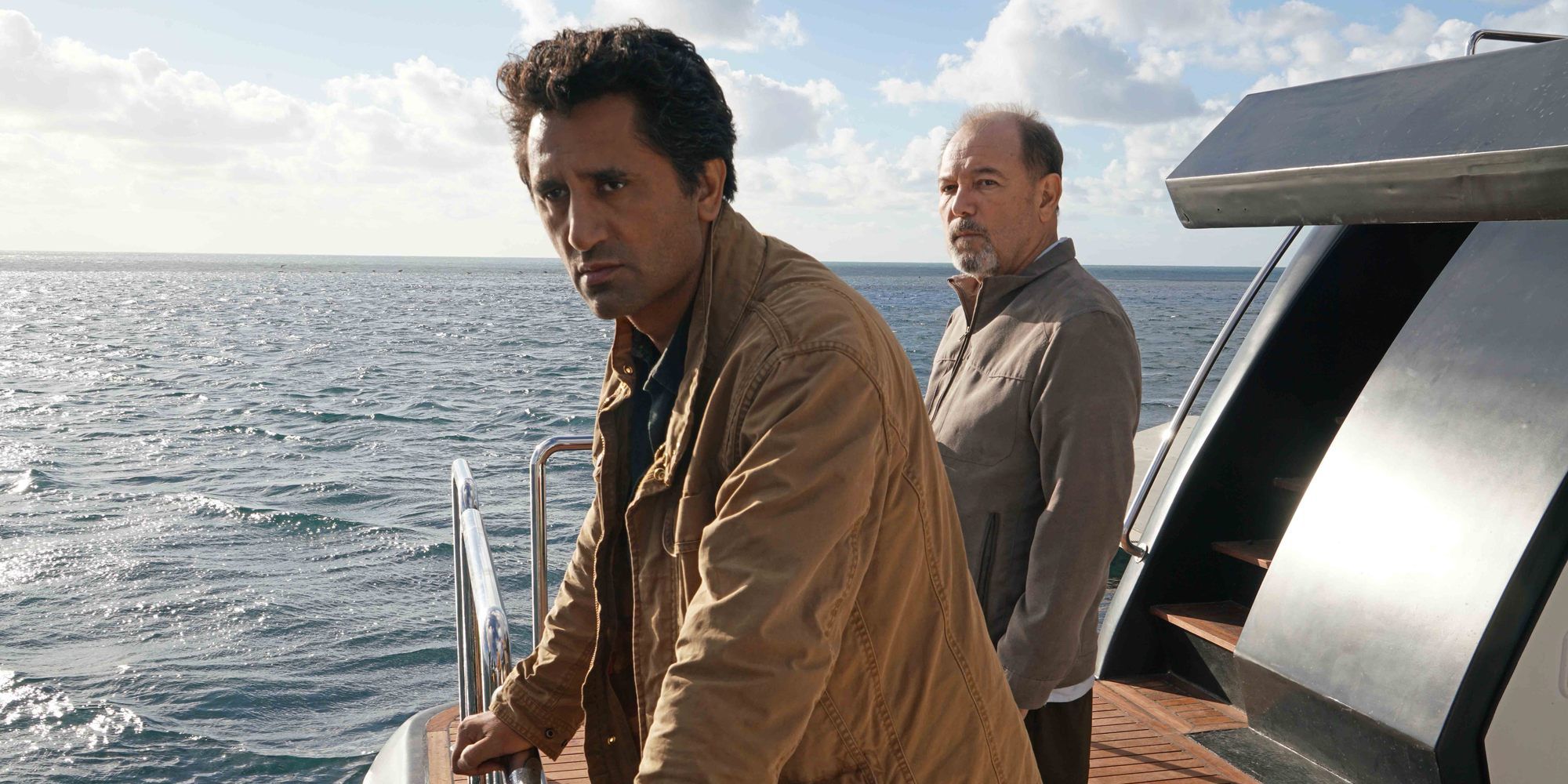 Travis Manawa e Daniel Salazar olham para o oceano a bordo do The Abigail na 2ª temporada de Fear the Walking Dead