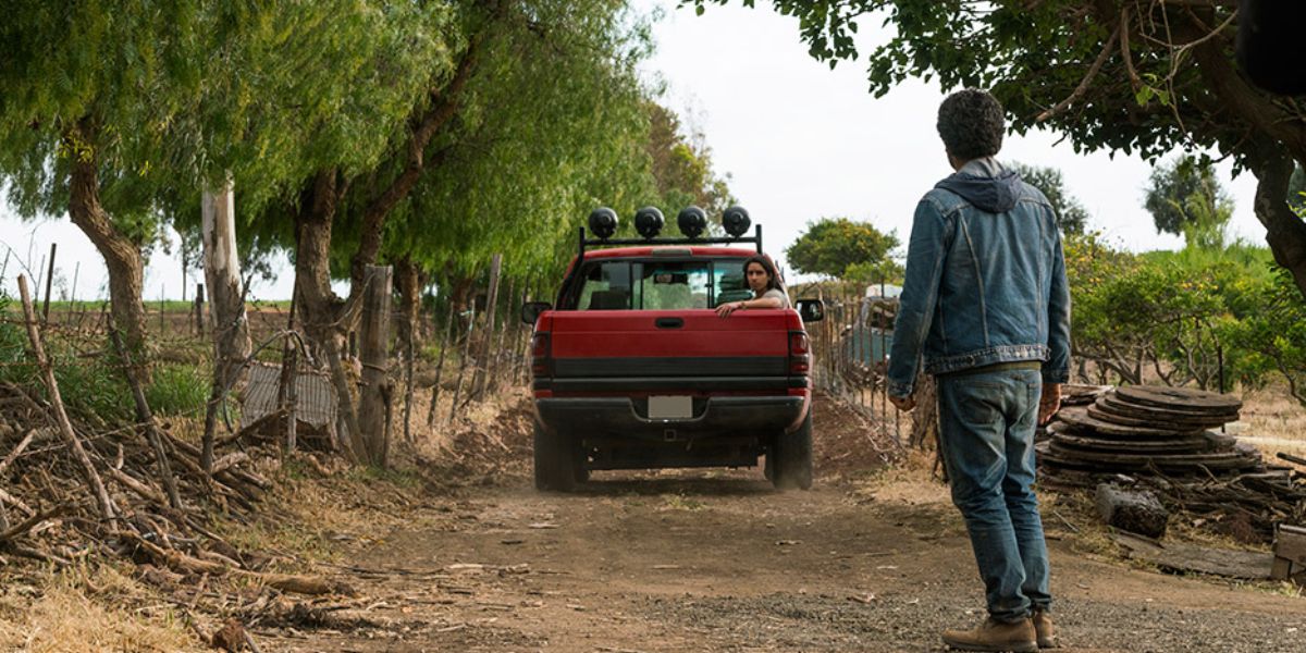 Travis Manawa observa Christopher partir na traseira de uma caminhonete vermelha em Fear the Walking Dead