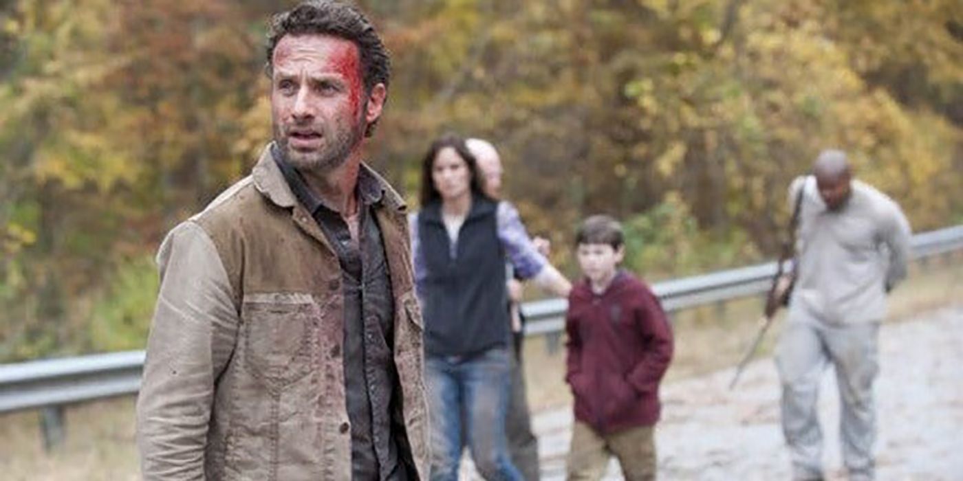 Rick standing in front of Lori, Hershel, Carl, and T-Dog in The Walking Dead.