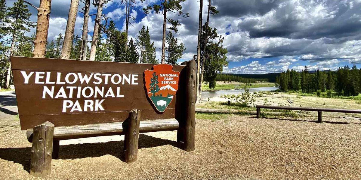 The welcome sign to Yellowstone National Park