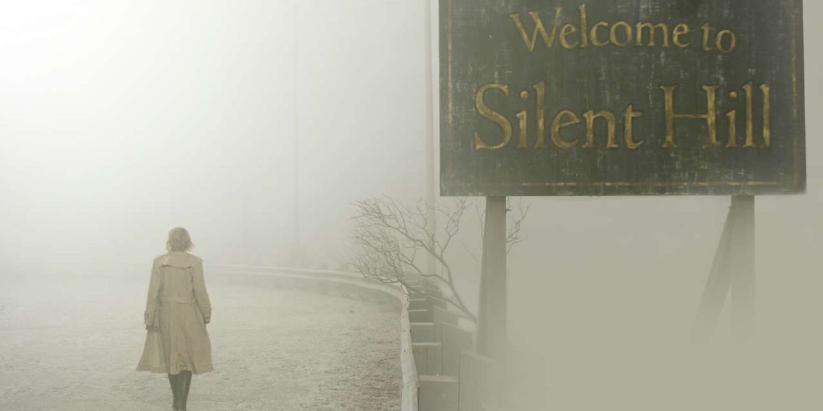 Rose andando na névoa passando por uma placa que diz: "Bem-vindo a Silent Hill" do filme Silent Hill