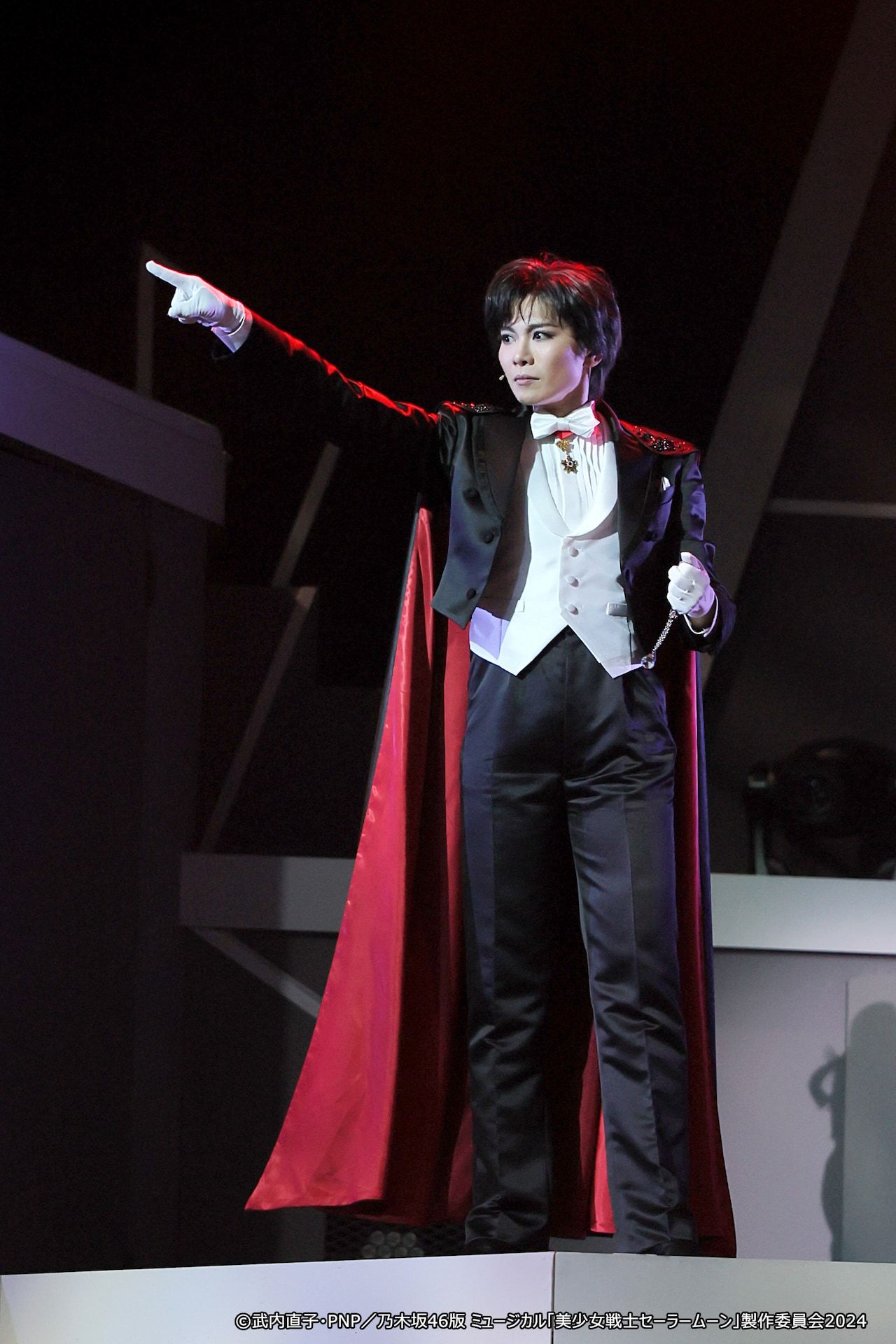 Mitsuki Tenju como Tuxedo Mask em show live-action