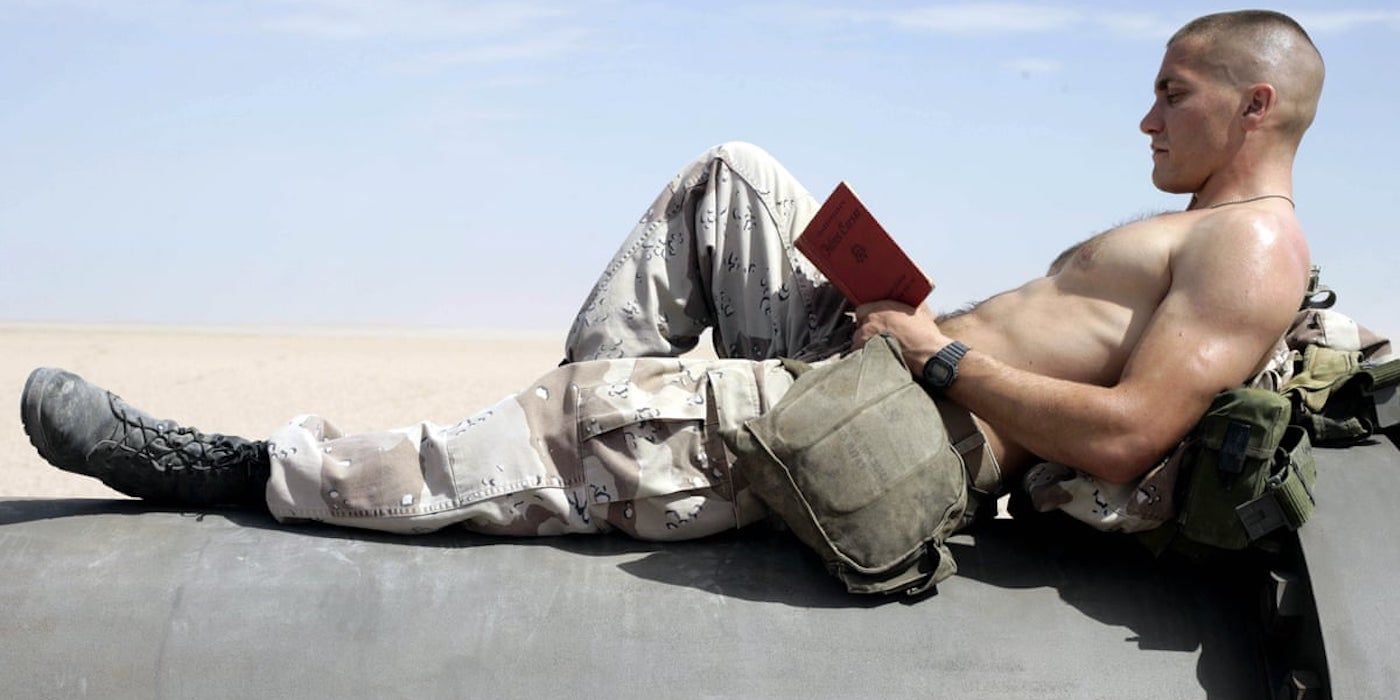 Swoff lê um livro no deserto em Jarhead
