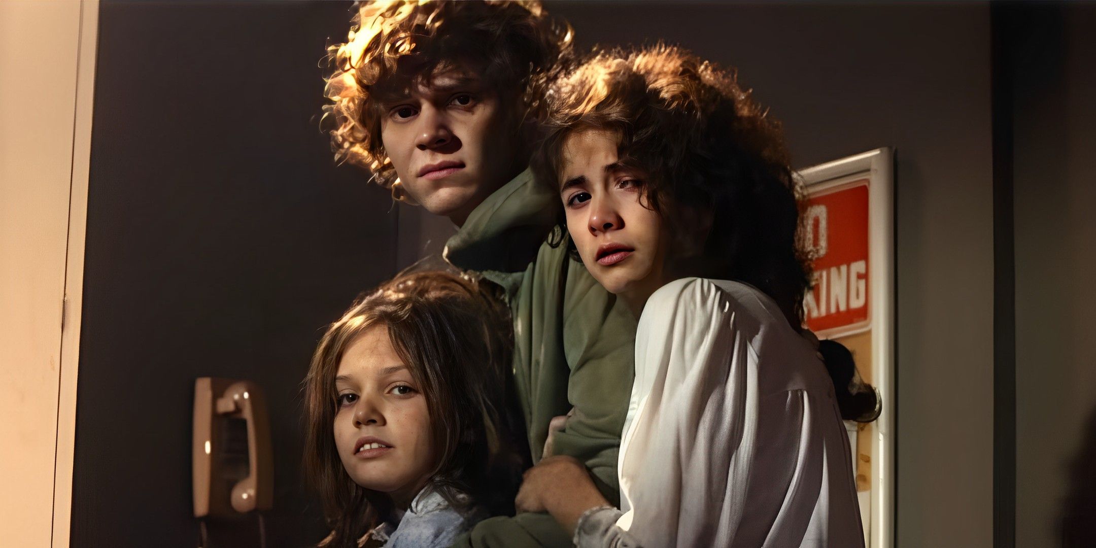Evan Peters' Charlie looking over in fear with Aimee and Mae cowering against him in Criminal Minds "Mosley Lane."