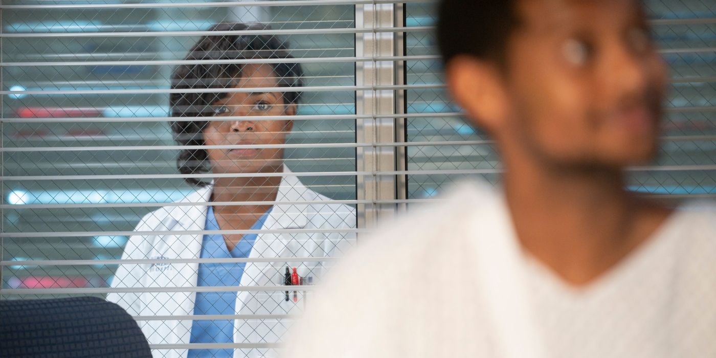 Alexis Floyd as Simone Griffith looks in on a patient on Grey's Anatomy