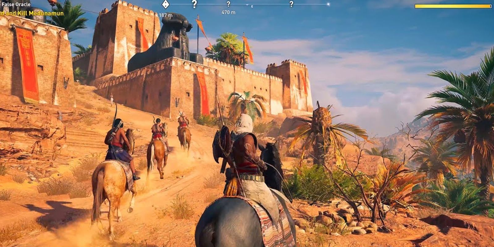 Jugabilidad de Assassin's Creed Origins con Bayek en su montura frente a una ciudad.