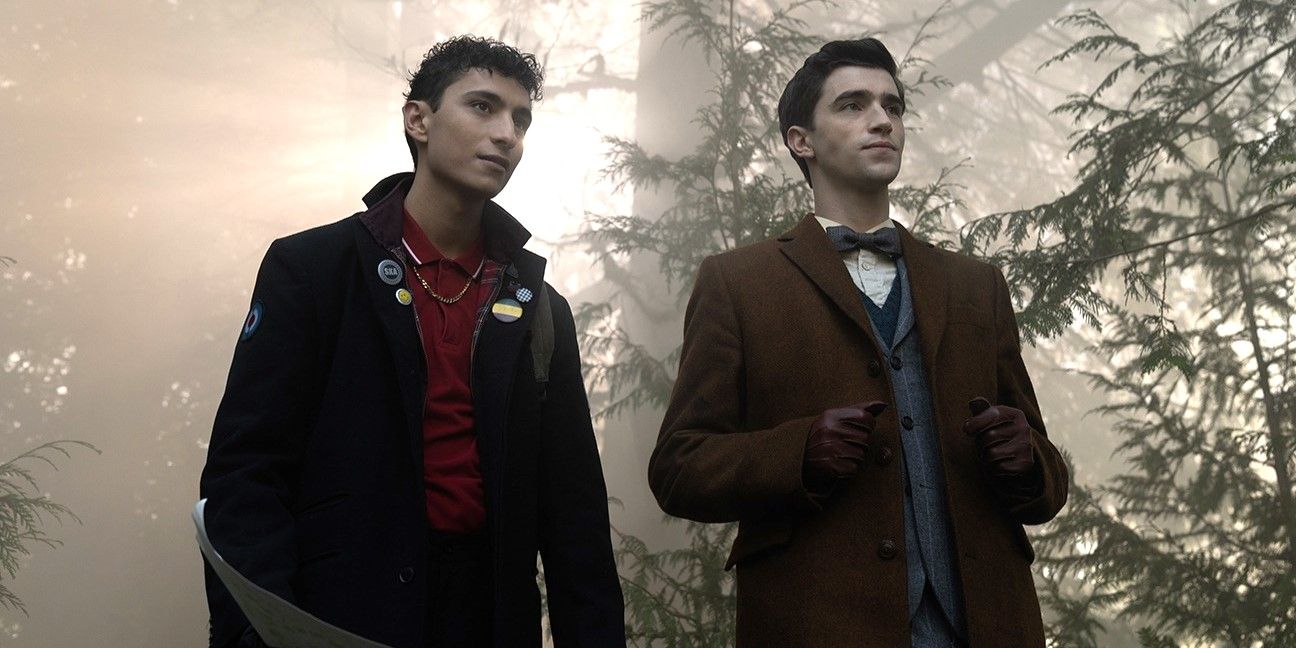 Charles e Edwin parados em uma floresta enevoada em Dead Boy Detectives.