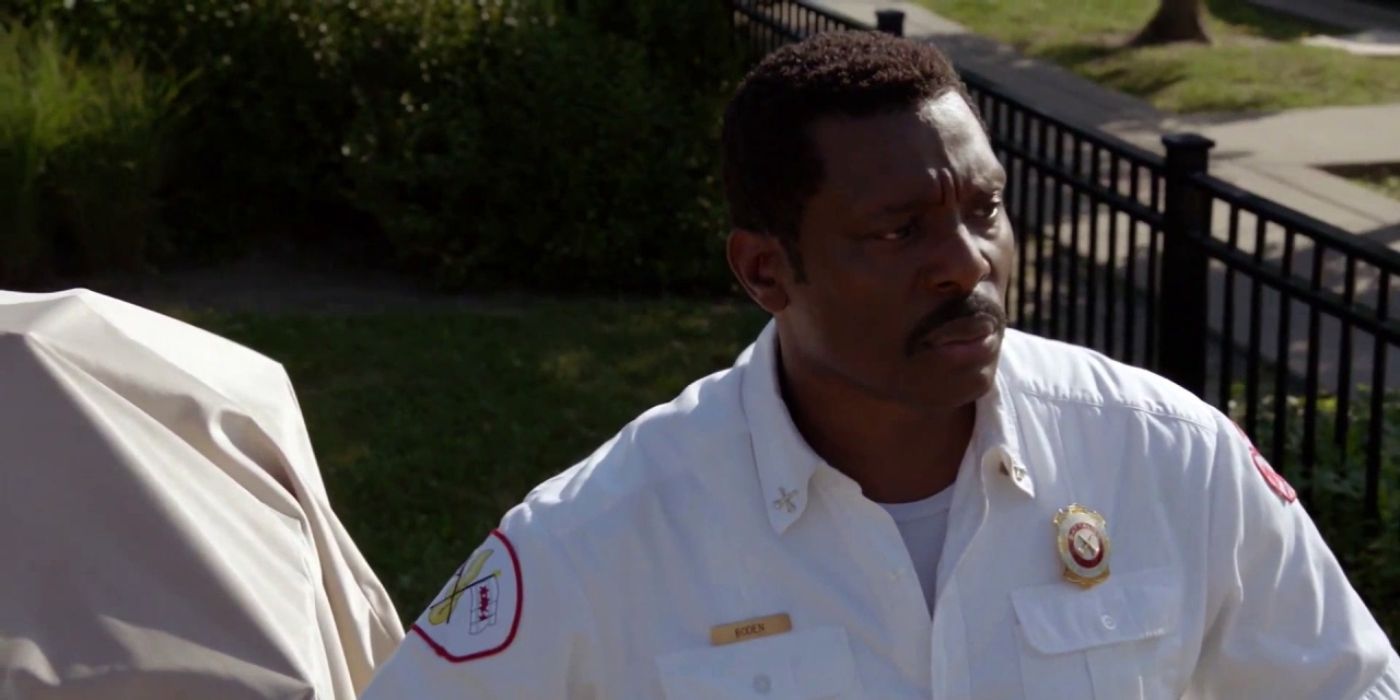 Eamonn Walker as Wallace Boden adressing the firehouse in Chicago Fire episode "Sacred Ground"