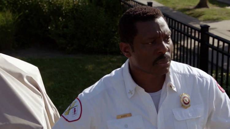 Eamonn Walker as Wallace Boden adressing the firehouse in Chicago Fire episode "Sacred Ground"