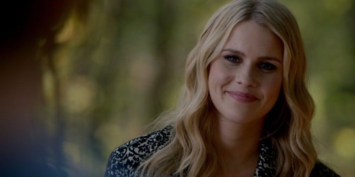Claire Holt como Rebekah sorri em The Vampire Diaries