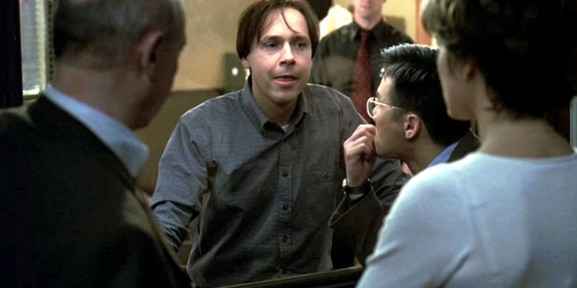 Chad Lowe como Jason Mayberry na sala de interrogatório enquanto os detetives observam no episódio Pique de SVU