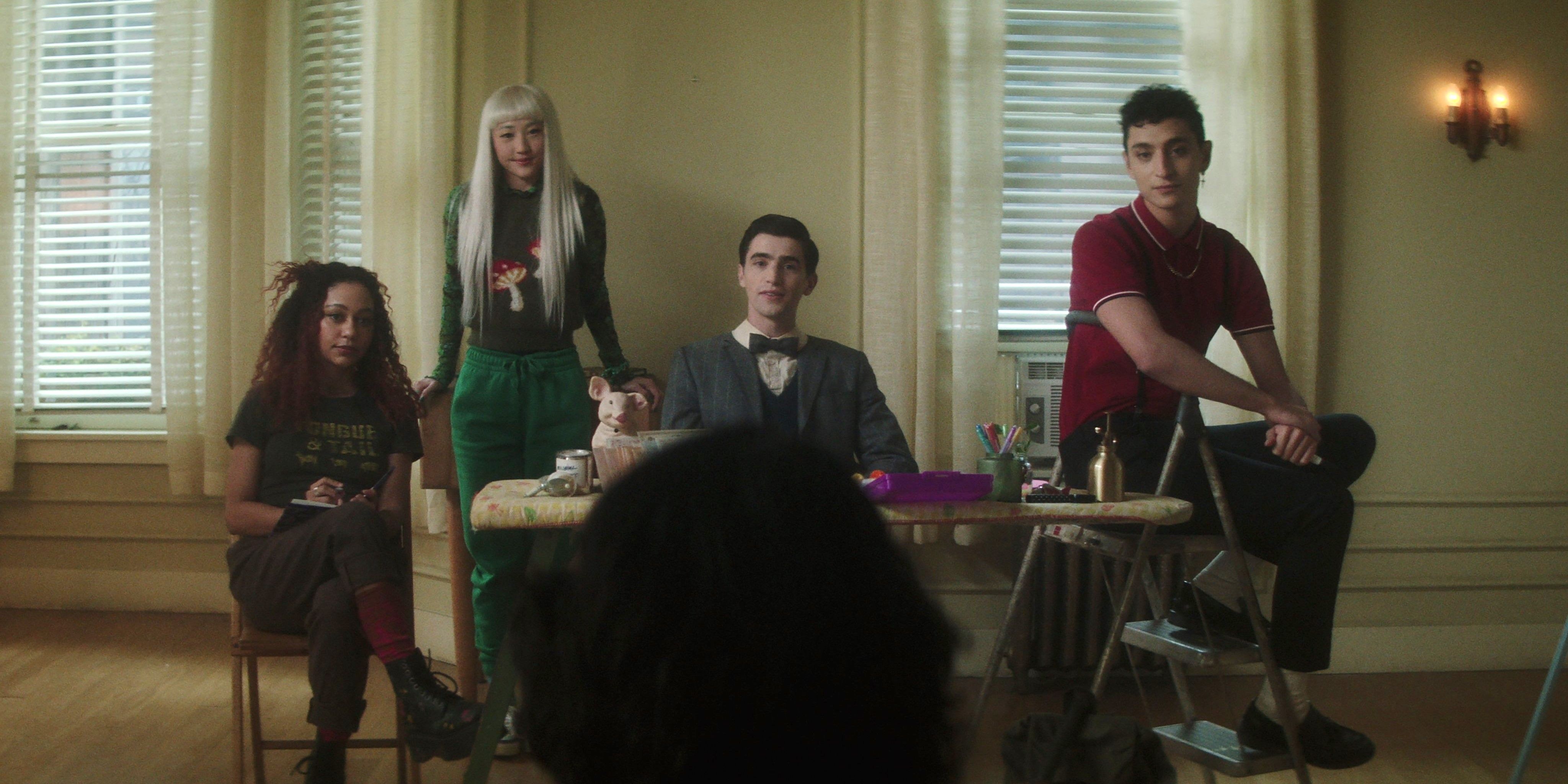 Crystal, Niko, Edwin e Charles posaram em torno de uma mesa em Dead Boy Detectives.