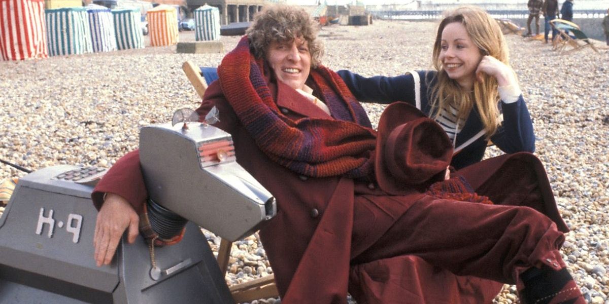 O Quarto Doutor, Romana e K9 passam um tempo na praia de Brighton em Doctor Who.