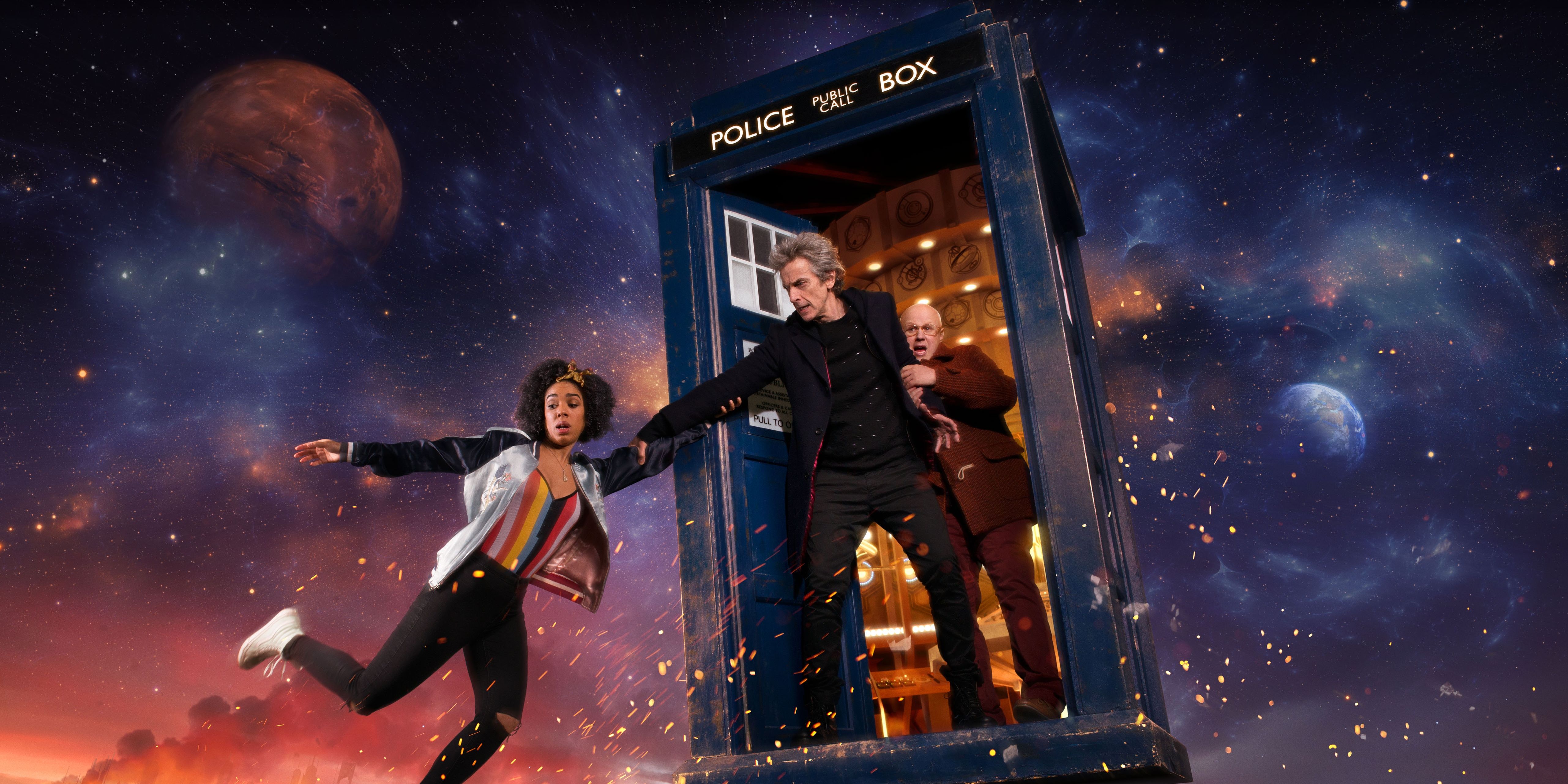 Bill fica na TARDIS enquanto o Décimo Segundo Doctor tenta arrastá-la de volta a bordo e Nardole se encolhe em Doctor Who.
