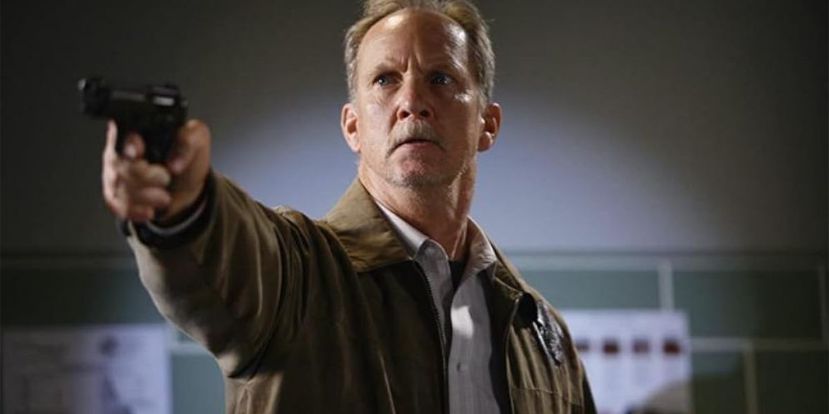 Gary Clark points a gun in Grey's Anatomy season 6 finale