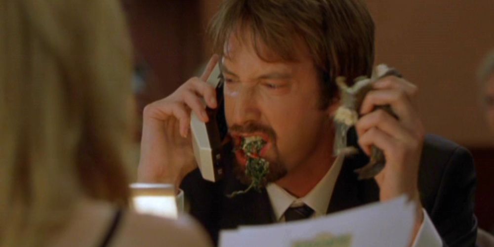 Gordy come comida enquanto fala ao telefone em Freddy Got Fingered