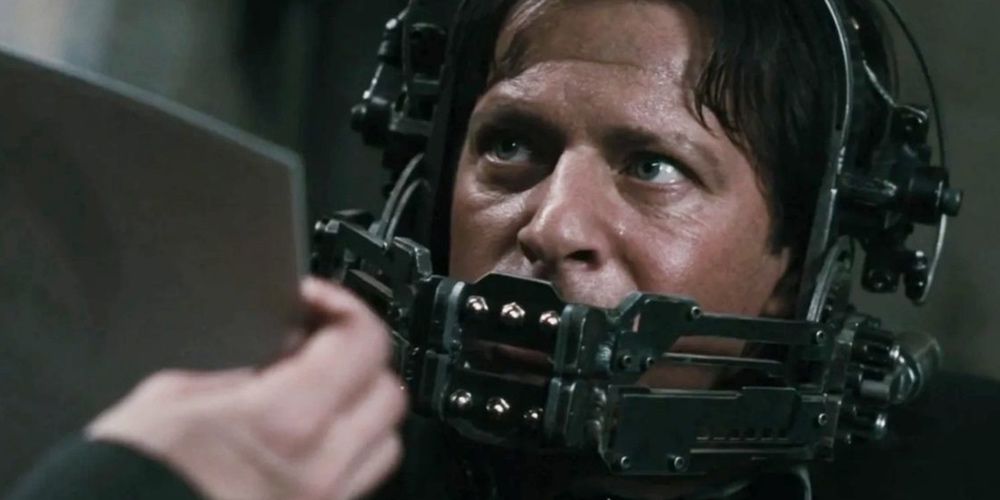 Hoffman olha horrorizado enquanto usa a Reverse-Bear Trap em Saw VI