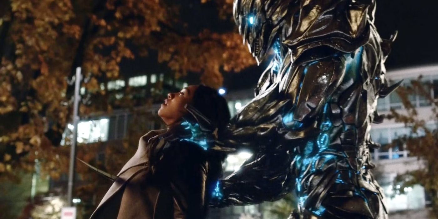 Iris West é assassinada por Savitar em The Flash.